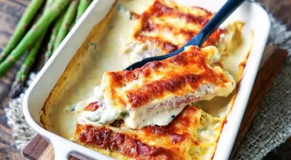 Herzhaftes Cannelloni-Rezept mit Spargel und Schinken, überbacken mit goldbraunem Käse. Ein Genuss für jeden Tag!
