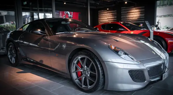 En grå Ferrari 599 GTO, en dröm för många, kanske till och med för Gabriel Titus Gessle. Bakom den syns en röd Ferrari.