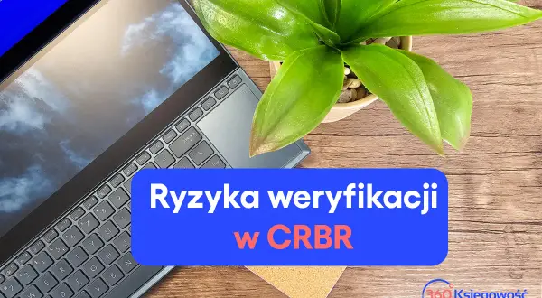 Laptop i roślina na drewnianym tle. Niebieski pasek z napisem "Ryzyka weryfikacji w CRBR". CRBR to skrót od Centralnej Bazy Rachunków.