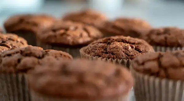 Chokladmuffins i pappersformar. Undrar du hur länge håller bakpulver? Dessa muffins ser färska ut!