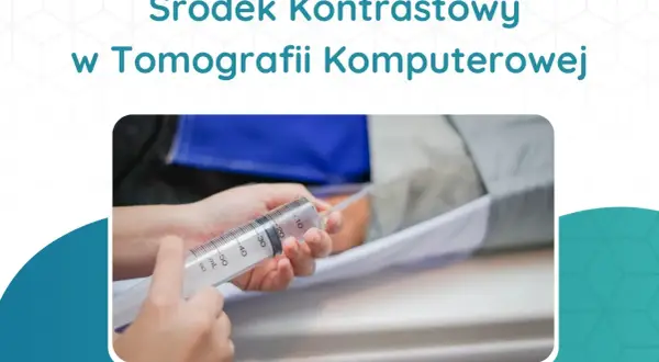 Ręce trzymają strzykawkę z płynem, przygotowując środek **kontrastowy** do podania pacjentowi podczas badania tomografii komputerowej.