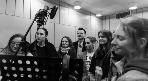 Grupa młodych ludzi podczas castingu do bajek. Wszyscy czekają na swoją kolej, by nagrać głos do animacji.