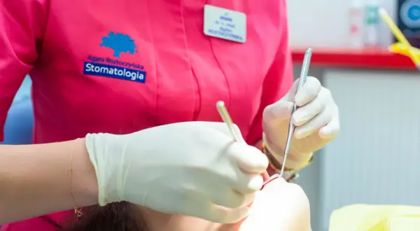 Gdzie znaleźć dentystę przyjmującego w sobotę? Sprawdź dostępne gabinety i usługi