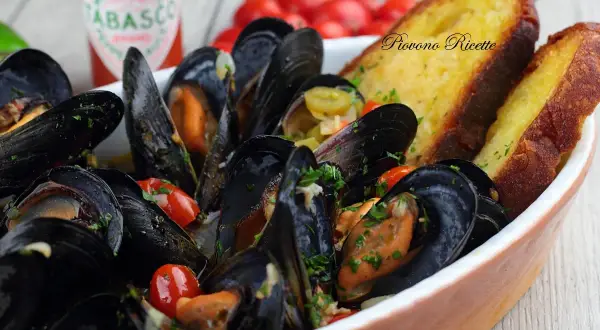 Sautè di cozze fumante, con pomodorini e pane tostato. Un piatto che profuma di mare e di casa.