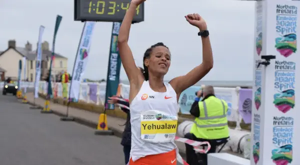 Victoire de Yehualaw, record semi marathon femme, franchissant la ligne d'arrivée avec les bras levés.