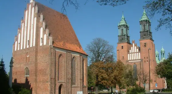 Katedra poznańska, jeden z najstarszych nieprzerwanie działających kościołów w Polsce, z charakterystyczną wieżą i ceglaną fasadą.