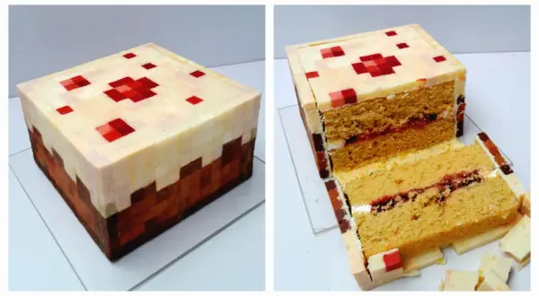 En Minecraft-inspirerad tårta med pixlad design, perfekt för ett Minecraft tårta recept. Den är skuren för att visa lager av saftigt bröd och sylt.