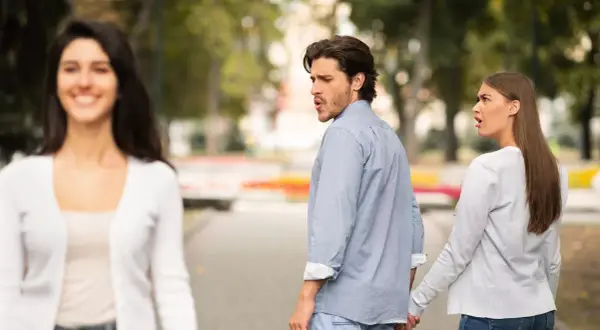 Ein Mann dreht sich um, während seine Freundin ihn festhält. Er begehrt andere Frauen, was sie mit Entsetzen bemerkt.