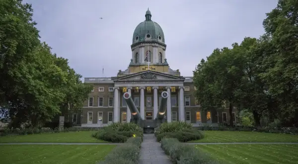 Imperial War Museum w Londynie, z dwoma działami skierowanymi ku niebu.