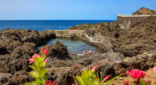 Naturschwimmbecken mit Menschen, umgeben von Lavafelsen. Ein toller Tipp für Ihren Teneriffa Urlaub!
