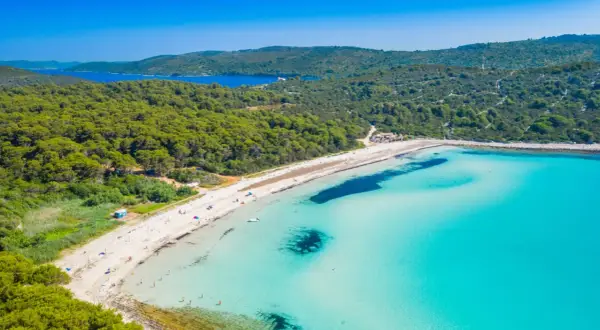 Traumhafte Strände und klares Wasser – perfekte reiseziele august. Ein Paradies für Sonnenanbeter und Wassersportler.