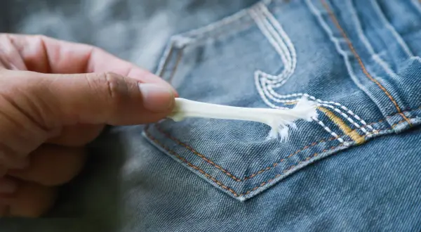 Wosk na bluzie? Usuń go! Żelazko czy zamrażarka sprawdź, jak!