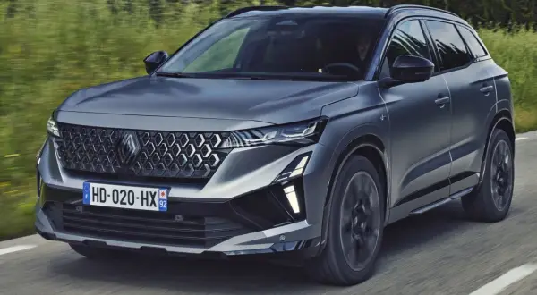 Nowy Renault Austral w ciemnoszarym kolorze jedzie po drodze. Sprawdź atrakcyjną renault austral cena.