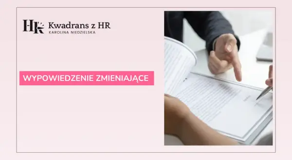 Dwie osoby analizują dokument, jeden wskazuje palcem na tekst. Na ekranie widnieje napis "WYPOWIEDZENIE ZMIENIAJĄCE".
