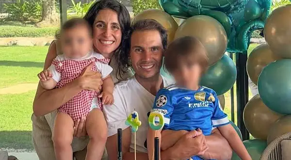 Familia feliz celebrando el cumpleaños de su hijo. Rafael Nadal sonríe junto a su esposa e hijos, rodeados de globos y un pastel.