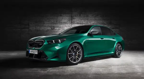 Zielony BMW M5 Competition prezentuje swoją sportową sylwetkę. Sprawdź aktualną bmw m5 cena i poczuj moc.