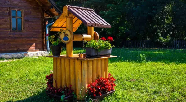 Jak ozdobić studnię kwiatami? Inspiracje i praktyczne porady
