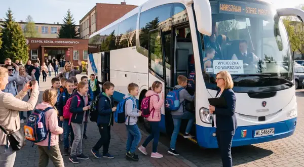 Dzieci z plecakami wsiadają do autobusu na wycieczkę do Warszawy. W tle szkoła i rodzice machający na pożegnanie.