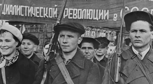 Ungdomar marscherar med en fana som nämner "socialistiska revolutionen". En del bär vapen. En tidslinje för ryska revolutionen kan illustreras av sådana scener.