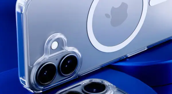 Przezroczyste etui na iPhone z widocznym jabłkiem i modułem aparatu. Idealne do porównania modeli.