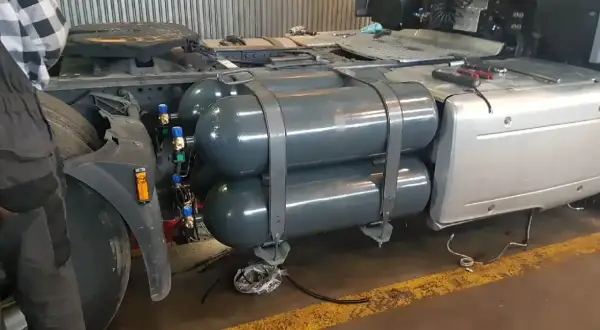 Ciężarówka z zamontowanymi butlami na gaz ziemny (CNG). To rozwiązanie pozwala na ekologiczniejszą jazdę.