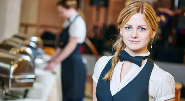Fachkraft für Gastronomie: Ihre 2-Jahres-Chance im Service?