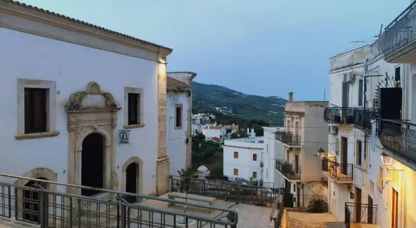 Un vicolo suggestivo con edifici bianchi e scorci panoramici. Ecco cosa vedere a Mattinata, tra storia e natura.