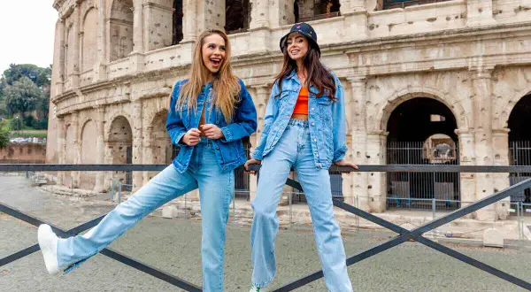 Dwie kobiety w Rzymie udowadniają, że kurtka jeansowa pasuje do jeansów, tworząc stylowy total look.