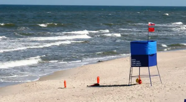 Co oznacza biała flaga nad morzem? Bezpieczne warunki kąpieli