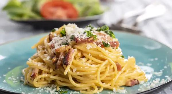 Spaghetti Carbonara, ein Klassiker der italienischen Küche. Dieses Gericht ist ein Beweis dafür, dass einfache Zutaten zu köstlichen Pasta Rezepten führen können.