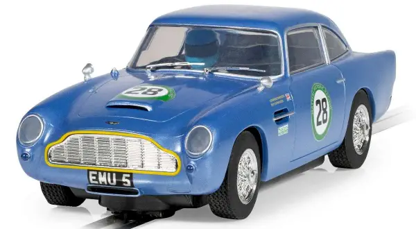 Blå Aston Martin DB5 i racingutförande med nummer 28.