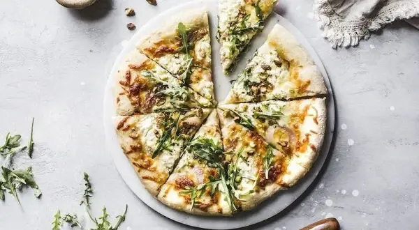 Ile waży pizza 40 cm? Odkryj, co wpływa na jej wagę