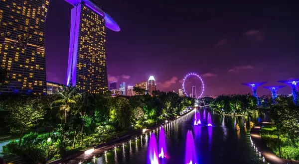 Nocny Singapur zachwyca iluminacją. Marina Bay Sands, diabelski młyn i futurystyczne drzewa w Gardens by the Bay tworzą magiczny widok, idealny na wizę do tego miasta.