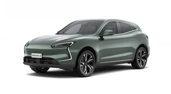 Zielony SUV Seres 5 z eleganckimi światłami LED i czarnymi felgami.