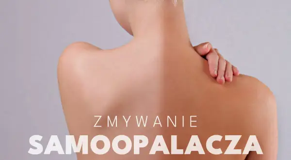 Kobieta z widocznym nierównym opaleniem na plecach. Tekst: "Zmywanie samoopalacza".