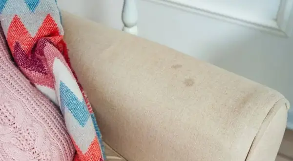 Jak użyć pianki Vanish na kanapie? Poradnik krok po kroku