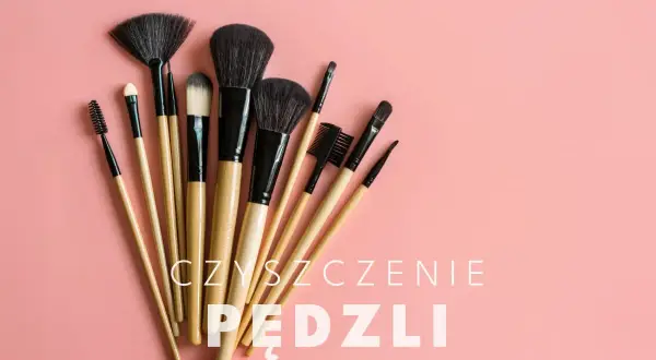 Zestaw pędzli do makijażu na różowym tle. Dowiedz się, jak myć pędzle do makijażu, aby służyły Ci dłużej.