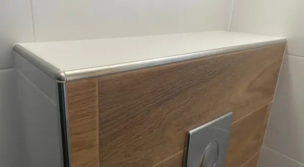 Eleganckie listwy wykończeniowe do płytek narożne, podkreślające nowoczesny design łazienki.