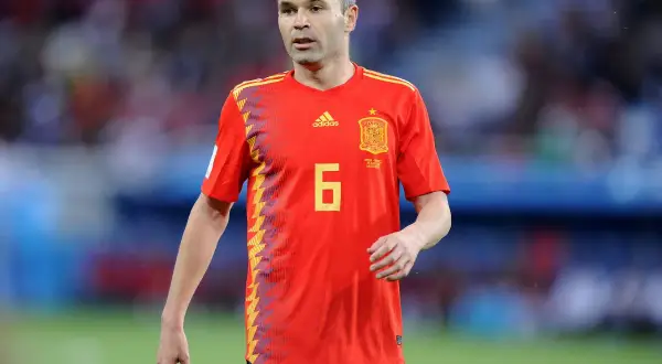 Piłkarze Hiszpanii: Andres Iniesta w czerwonej koszulce z numerem 6, gotowy do gry.