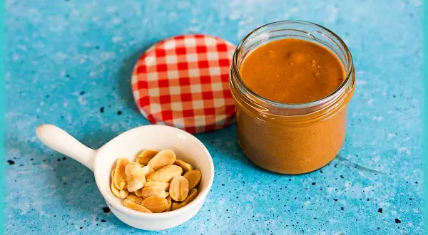 Un pot de beurre de cacahuète maison, prêt à être dégusté. Une idée pour votre prochaine recette beurre de cacahuète.