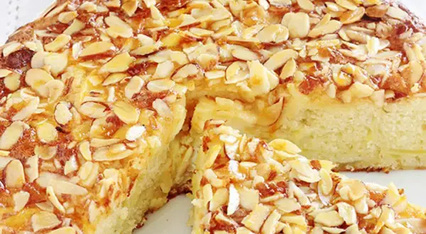 Gâteau aux amandes caramélisées, une recette facile et originale pour un dessert gourmand.