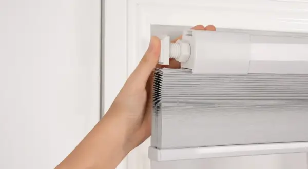 Instalación de un estor enrollable, una de las soluciones para ventanas sin persianas.