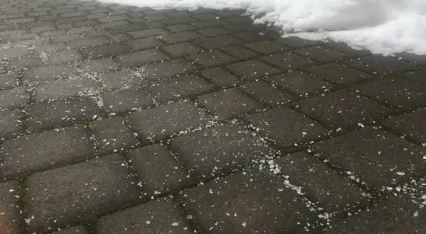 Skuteczne zamienniki soli na chodnik, które nie szkodzą środowisku