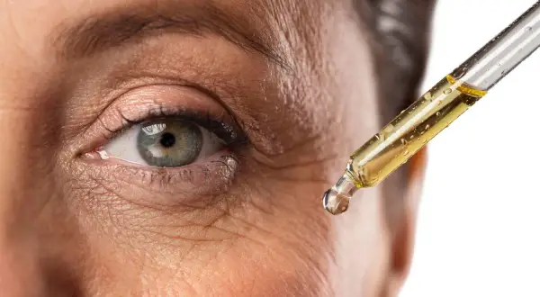 Goccia di siero con retinolo, per combattere le rughe e migliorare la pelle matura.