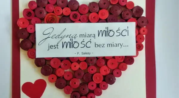 Walentynka dla chłopaka: serce z czerwonych spirali papieru i cytat "Jedyną miarą miłości jest miłość bez miary...".
