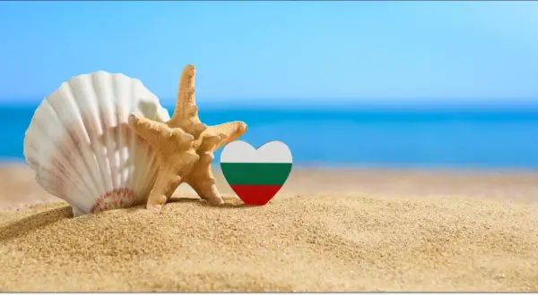 Muszelka, rozgwiazda i serce z flagą Bułgarii na plaży. Czy do Bułgarii potrzebny jest paszport? Sprawdź przed podróżą!