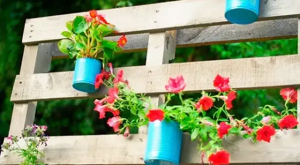 Kwiaty do kwietnika z palet: Jak stworzyć bujny ogród DIY?