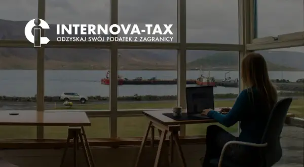 Kobieta pracuje przy laptopie, widok na port. Internova-Tax pomaga odzyskać podatek z zagranicy, nawet jeśli masz rezydencję podatkową w innym kraju.