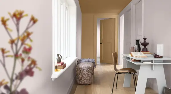 Un espacio acogedor con paredes pintadas en tonos cálidos, ideal para pintar la pared de la cocina y crear un ambiente moderno.