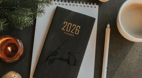 Planer 2026, świeca, kawa i gałązka choinki. Zastanawiasz się, czy jest podatek od darowizny?